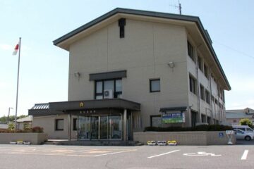 「私は女の子のおしりを触ったのではなく、あたっただけ」プールで遊んでいた10歳未満の女児に …
