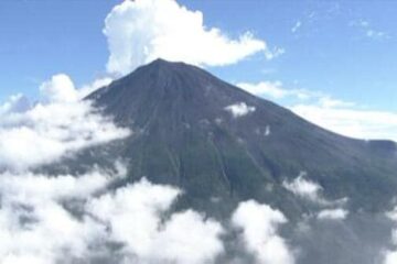 理由は疲労により立ち上がれず…富士山で台湾籍の女性が救助要請 警察の肩を借りながら下山