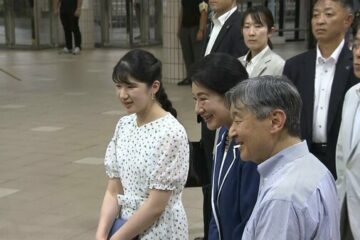 天皇ご一家が須崎御用邸でご静養へ 愛子さまは三つ編みワンテールで白地に小花柄のワンピース …