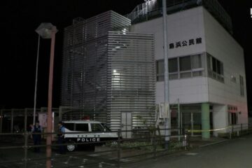 「警察が来るまで耐えろ」机のバリケードで犯人囲う…男は直後に自傷行為か 静岡市の公民館で …