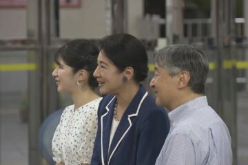 天皇ご一家 静岡・<b>下田市</b>の須崎御用邸で静養 今回は夜遅い電車で伊豆急下田駅に到着