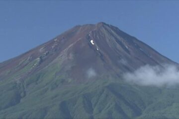 富士山7合目で登山していた75歳男性倒れ、その後死亡 今年の夏山シーズン中に山梨県側で初の死者