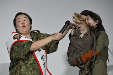 宣伝隊長のやす子さんと恐竜のドロレス – 伊豆下田経済新聞