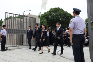 初登院する議員ら – 富士山経済新聞
