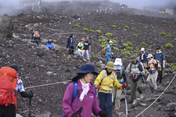 富士山、入山手続きの現状は？混雑具合は？ 今夏から静岡県条例、記者が見た霊峰の課題 …