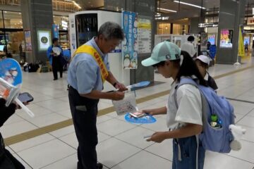「電気プラグは濡れた手で触れないで」電気の事故防止を呼びかける街頭キャンペーン＝静岡市