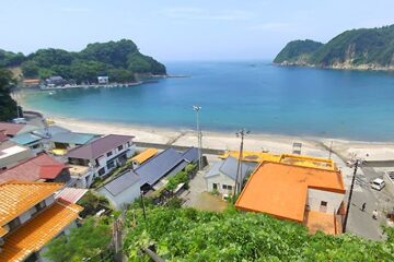 東洋のコートダジュール！カラフルな屋根と入江が美しい西伊豆<b>松崎町</b>「岩地海水浴場」