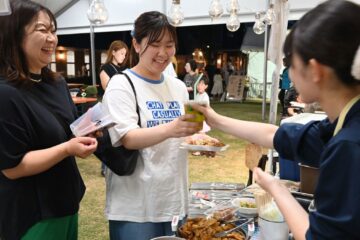 美酒美食でにぎわう紫波オガール祭り 焼きさばやクラフトビール – 岩手日報