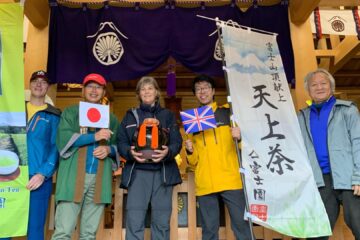 【富士宮市】時を超えて日英関係を結びつける霊峰 令和のオールコック（英国大使） 富士山頂献上 …